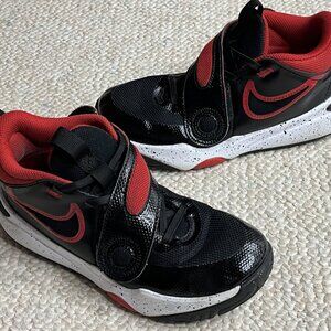 Nike Team Hustle Boy's Size 2.5Y Black Red Sneakers Shoes DV8994-003